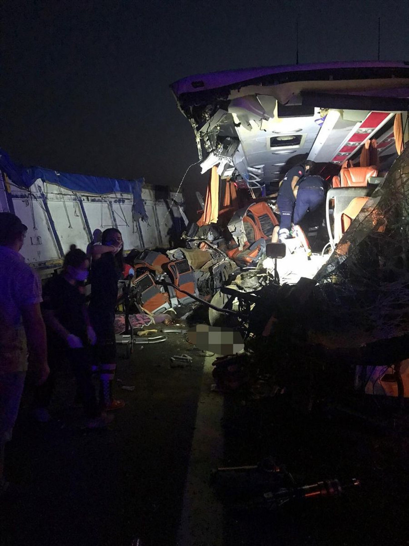 Manisa Soma'da TIR otobüse çarptı: 6 ölü, 37 yaralı var - Resim: 1