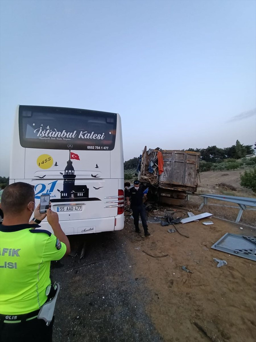 Manisa Soma'da TIR otobüse çarptı: 6 ölü, 37 yaralı var - Resim: 4