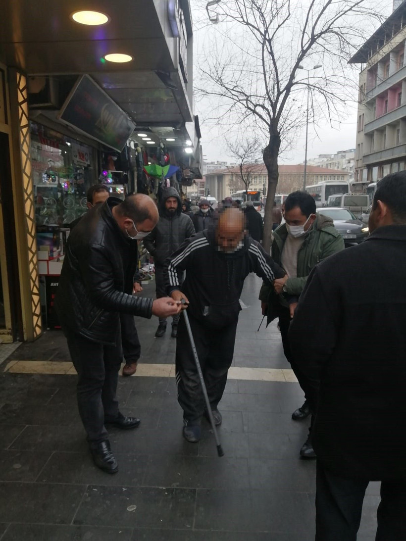 Gaziantep'te engelli gibi davranan dilenci zabıtayı görünce ayağa kalktı - Resim: 2