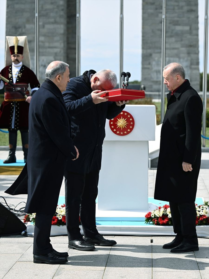 Cumhurbaşkanı Erdoğan öperek teslim aldı! İşte 129 yıllık o sancağın hikayesi - Resim: 2