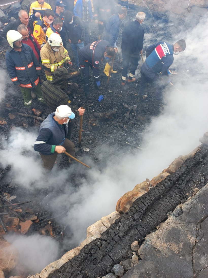Artvin’de yangın felaketi! Köy evinde başlayan yangın 6 evi kül etti 1 kişi öldü - Resim: 3