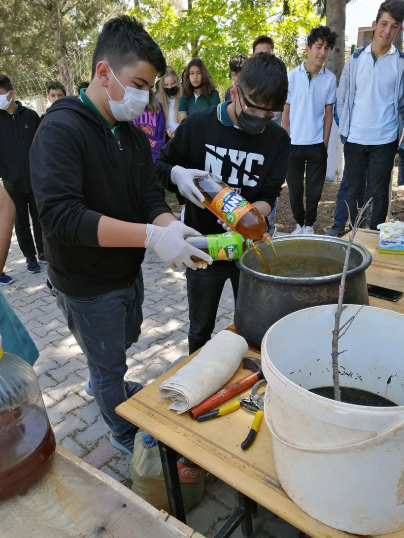 Öğrenciler yaptıkları sabunları satarak ihtiyaç sahiplerine erzak yardımında bulundular - Resim: 2