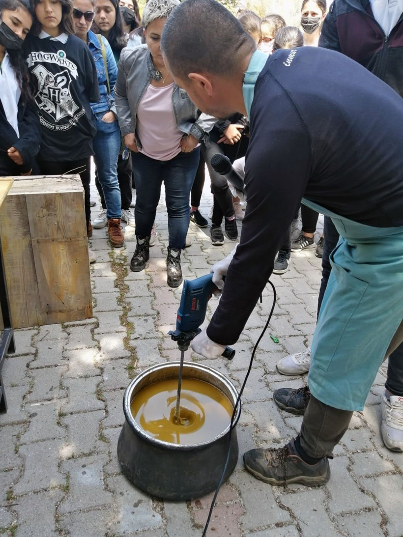 Öğrenciler yaptıkları sabunları satarak ihtiyaç sahiplerine erzak yardımında bulundular - Resim: 4