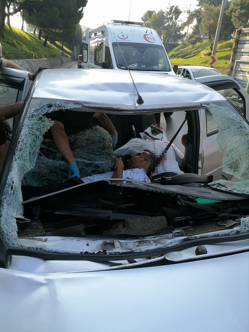 Bursa'da inanılmaz olay! Köprüden atladı seyir halindeki otomobilin camından içeri girdi 1'i ağır 3 kişi yaralı - Resim: 2