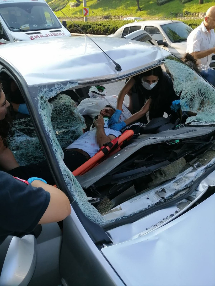 Bursa'da inanılmaz olay! Köprüden atladı seyir halindeki otomobilin camından içeri girdi 1'i ağır 3 kişi yaralı - Resim: 3