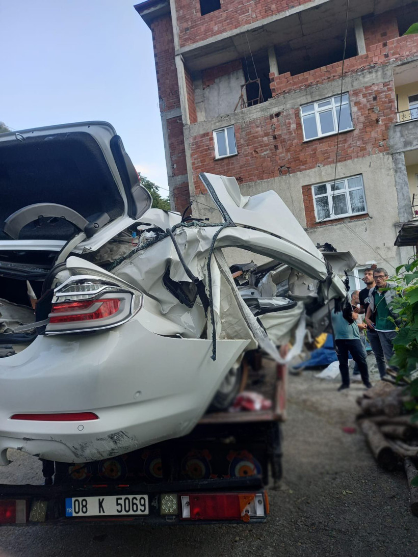 Çok acı tesadüf! Artvin'de feci kaza TIR'a arkadan çarptı lüks otomobilin haline bakın - Resim: 3