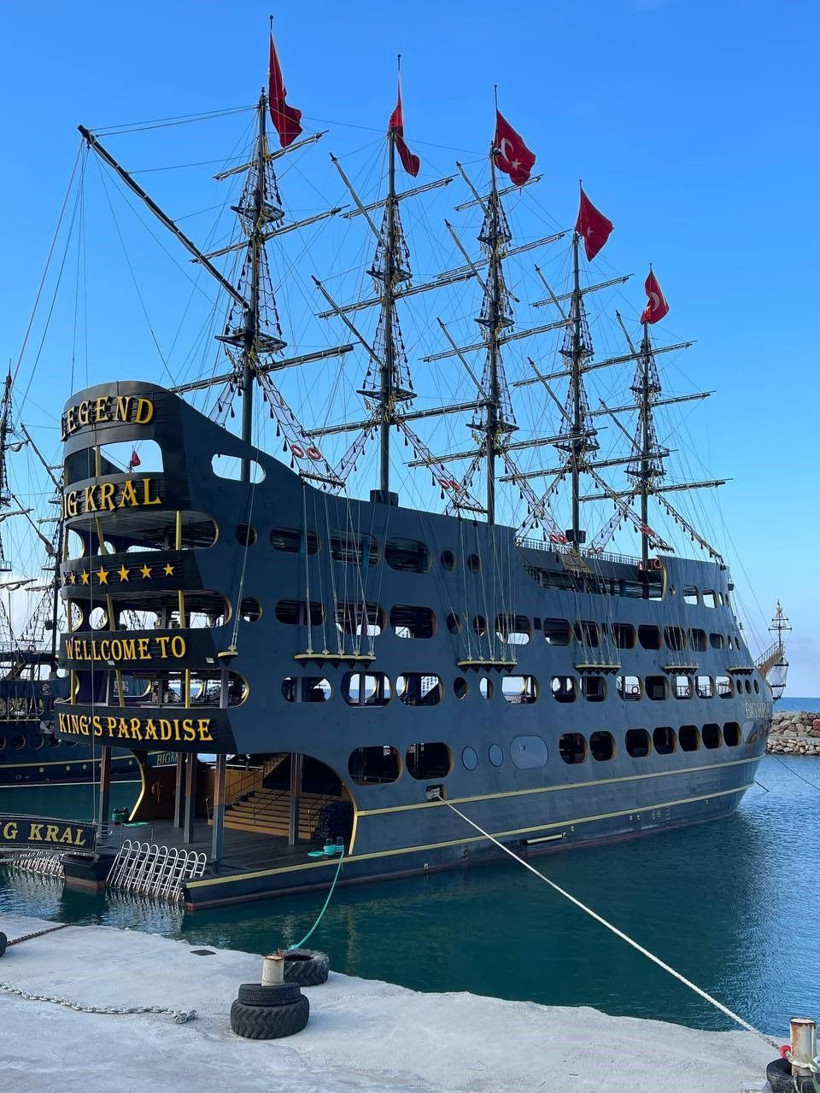 5 katlı tur teknesini gören inanamıyor! İçine bakın 1,5 yılda inşa edildi - Resim: 2