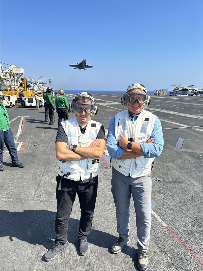 Selçuk Bayraktar ABD uçak gemisinde savaş uçaklarının iniş ve kalkışlarını inceledi - Resim: 1