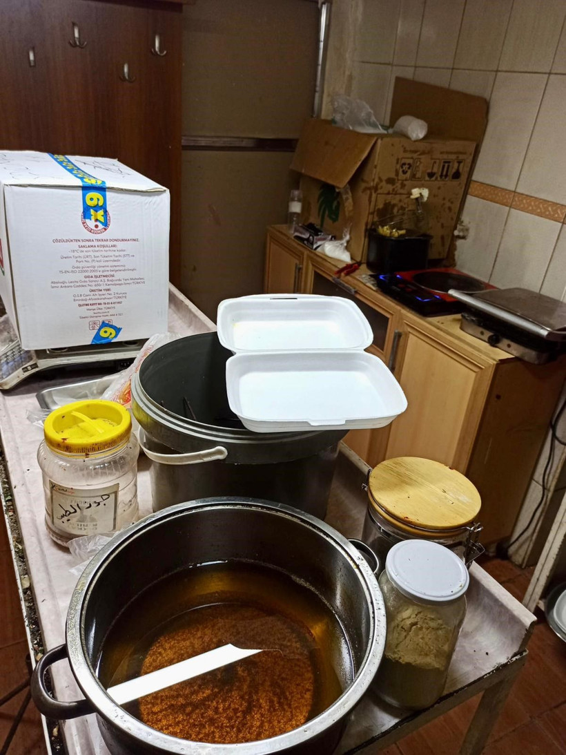 Yabancı uyruklunun Hatay'da kaçak işlettiği lokantanın hali mide bulandırdı! - Resim: 4