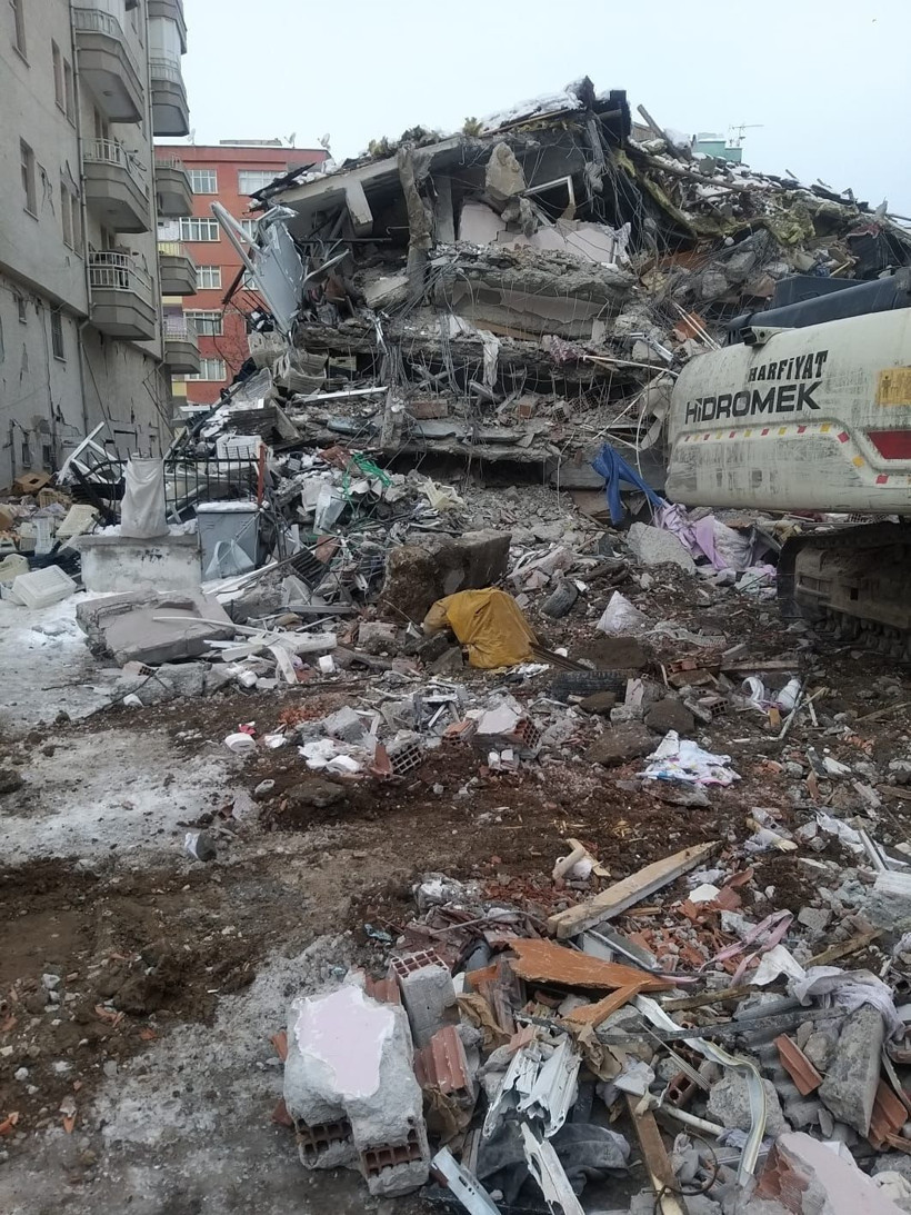 Depremde her şeyini kaybetti, bir tek oğlunun kramponlarına üzüldü - Resim: 2