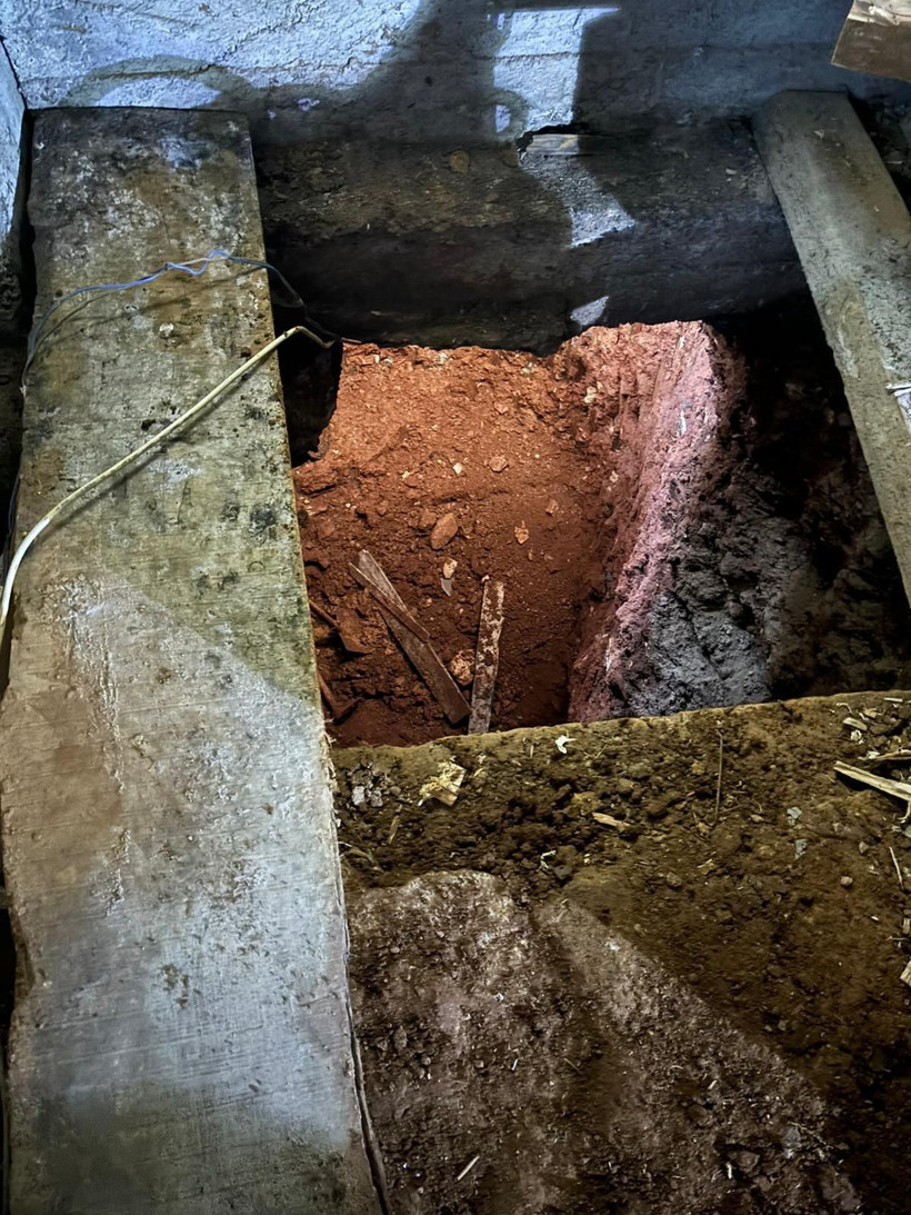 Bir evde kaçak kazı yapan defineciler yakalandı, evden çıkanlar şaşırttı! Tam 43 tane... - Resim: 3