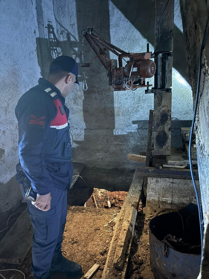 Bir evde kaçak kazı yapan defineciler yakalandı, evden çıkanlar şaşırttı! Tam 43 tane... - Resim: 1