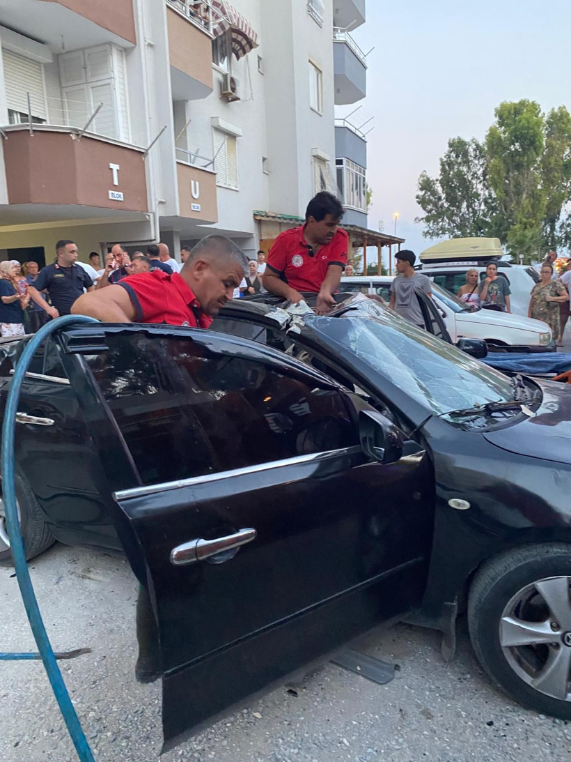 Mersin'de korkunç olay! 21. kattan otomobilin üzerine düştü - Resim: 2