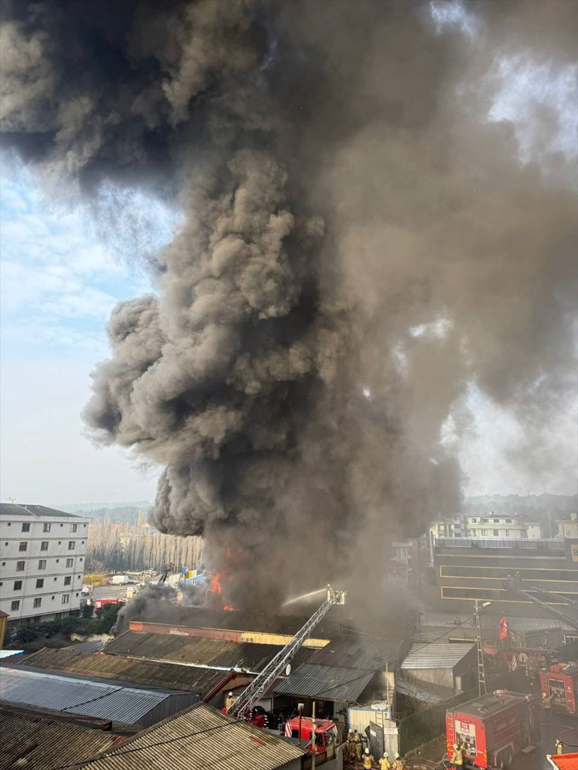 Çekmeköy'de büyük yangın! Lastik fabrikası yanıyor - Resim: 2
