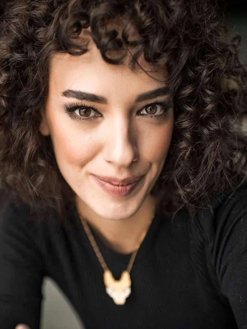 Oyuncu Seda Bakan'dan olay tarz! Siyah elbisesine yorum yağdı... - Resim: 4