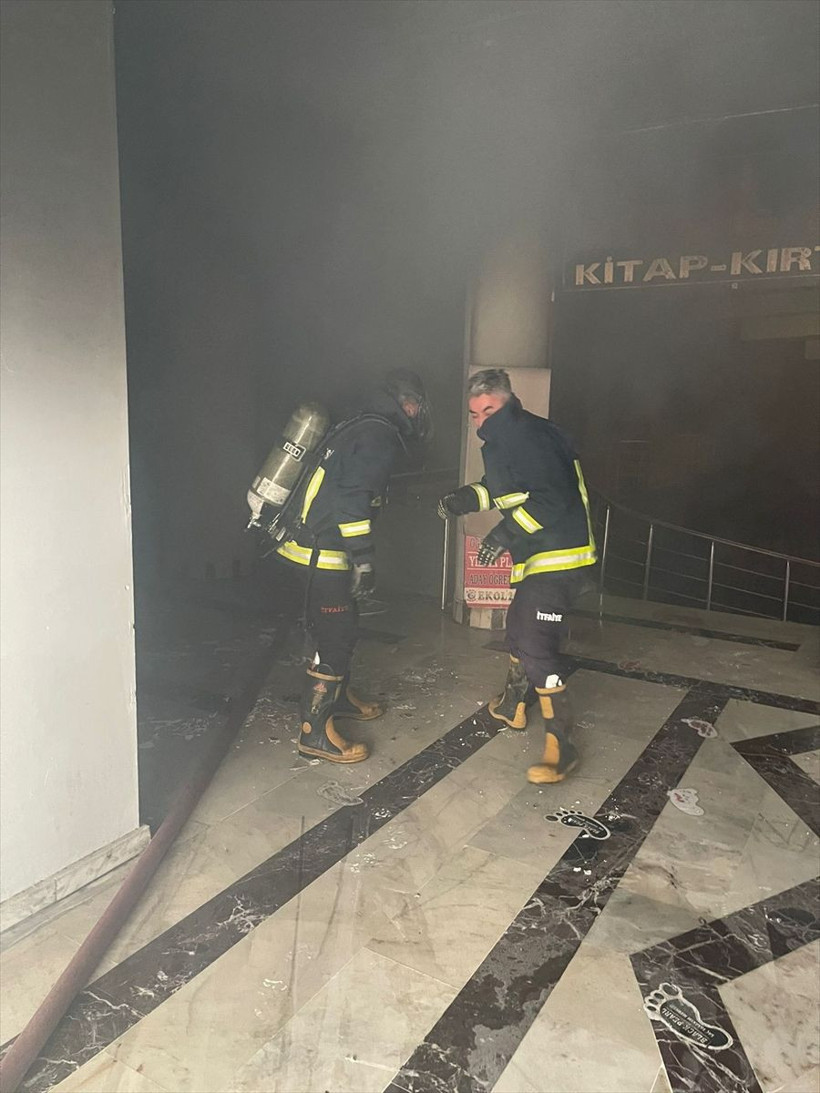 Van'da iş merkezinde çıkan yangında 4 dükkan zarar gördü - Resim: 1