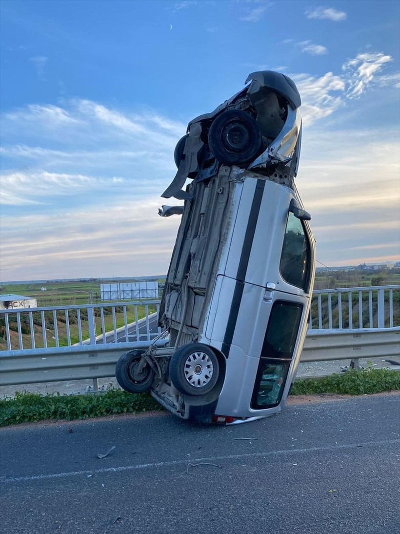 İlginç kaza! Bariyere çarpan araç dik durdu - Resim: 1