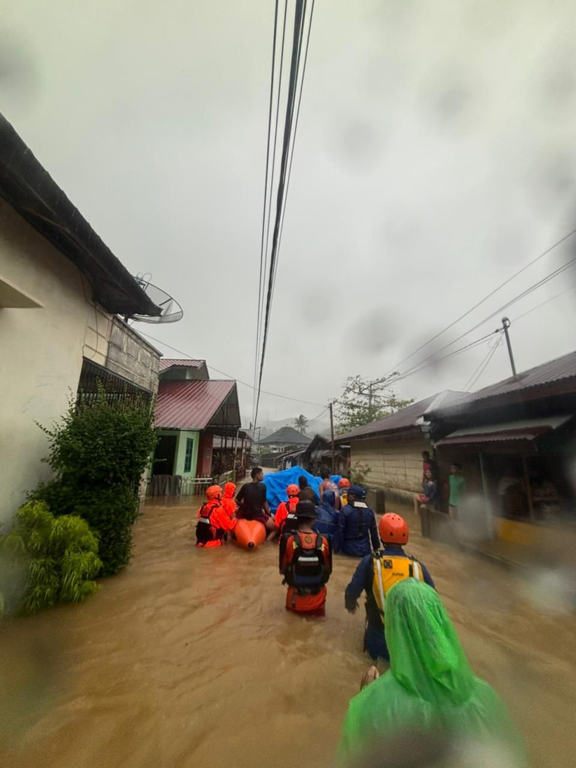 Endonezya'da sel faciası! 10 kişi hayatını kaybetti... - Resim: 1