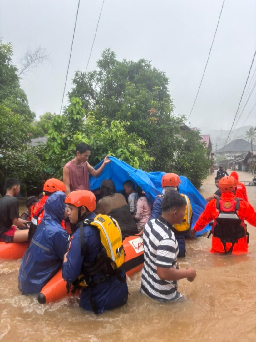 Endonezya'da sel faciası! 10 kişi hayatını kaybetti... - Resim: 3