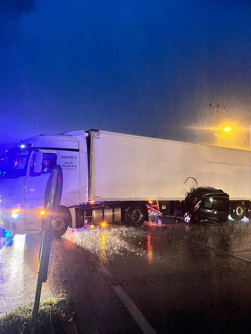 Otomobil TIR'ın altına girdi! Feci kazada ölenler var - Resim: 3