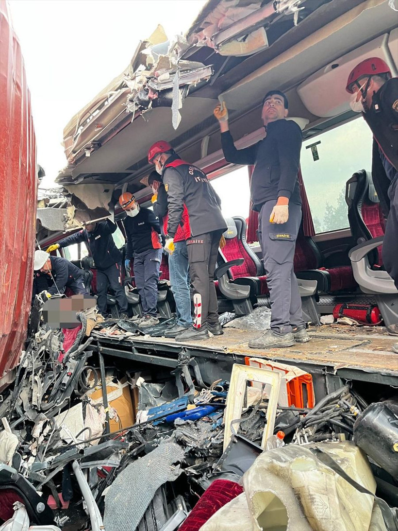 Osmaniye'de yolcu otobüsü tıra çarptı! Ölü ve yaralılar var - Resim: 3