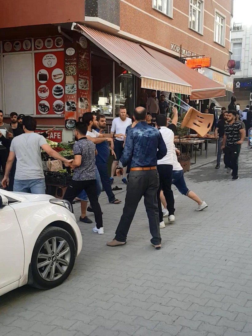 Esenyurt'ta bıçaklı satırlı sandalyeli kavgada dehşet anları - Resim: 4