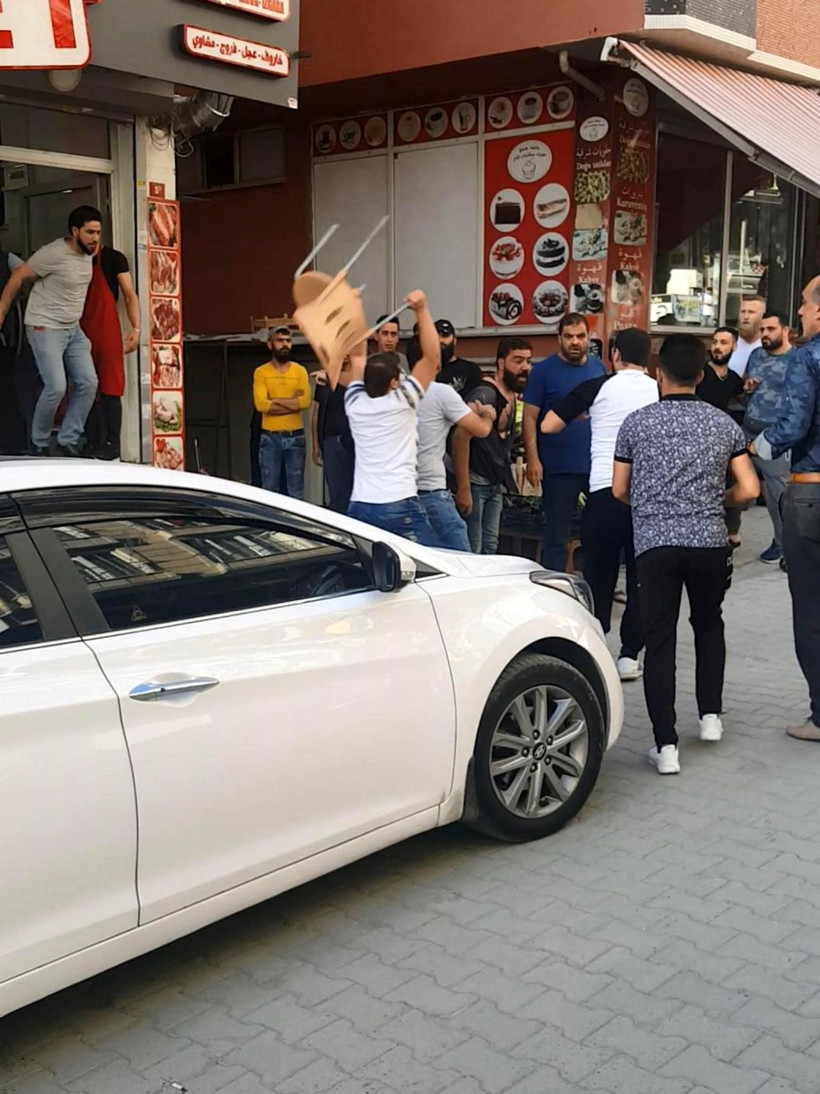 Esenyurt'ta bıçaklı satırlı sandalyeli kavgada dehşet anları - Resim: 2