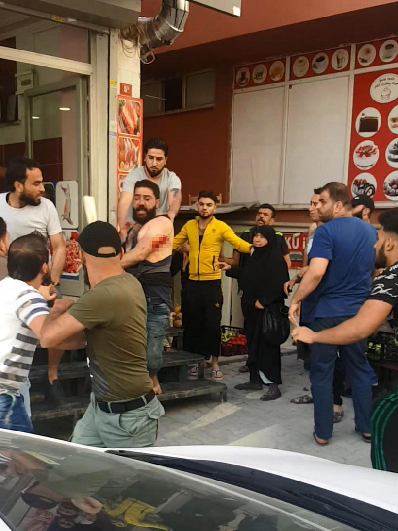 Esenyurt'ta bıçaklı satırlı sandalyeli kavgada dehşet anları - Resim: 3
