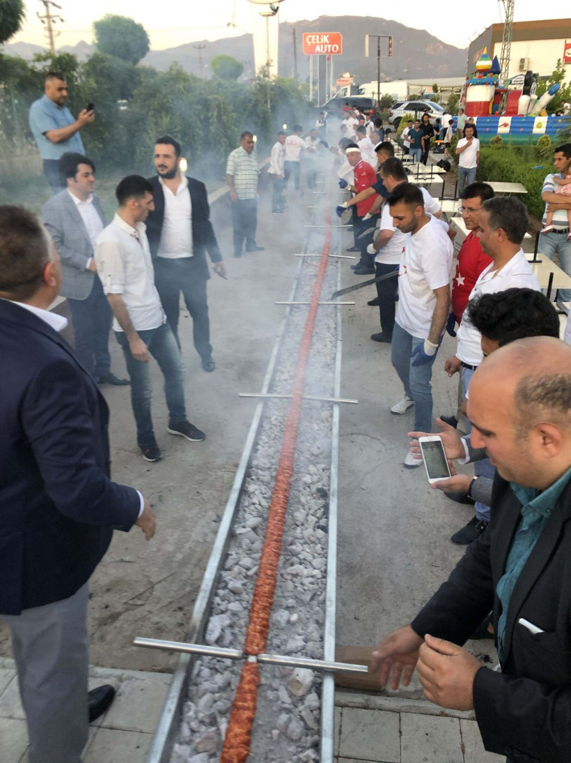 Adanalı boru kebapçısı, oğlunun düğününde 60 metrelik kebap yaptı - Resim: 4