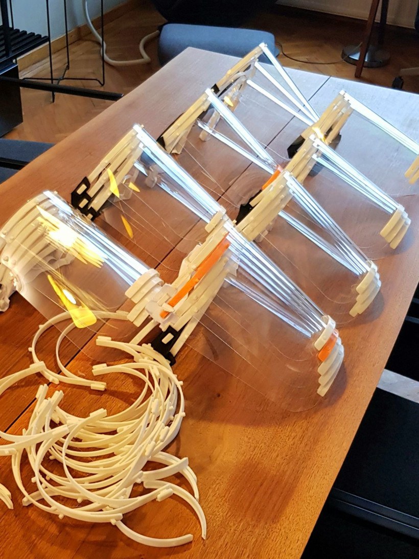 Erdil Yaşaroğlu ve Begüm Kütük evde sağlık çalışanları için siperlik üretti - Resim: 3