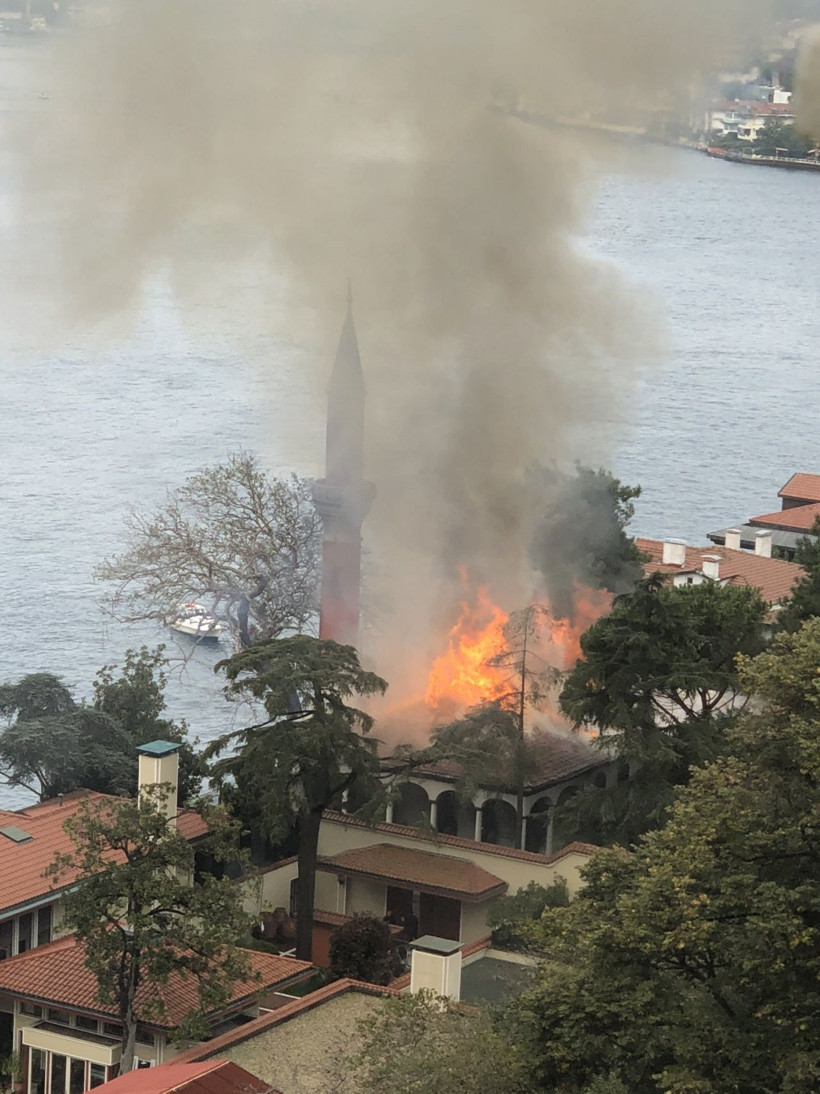 Üsküdar Çengelköy'ün sembolü tarihi Vaniköy Camisi cayır cayır yandı - Resim: 3