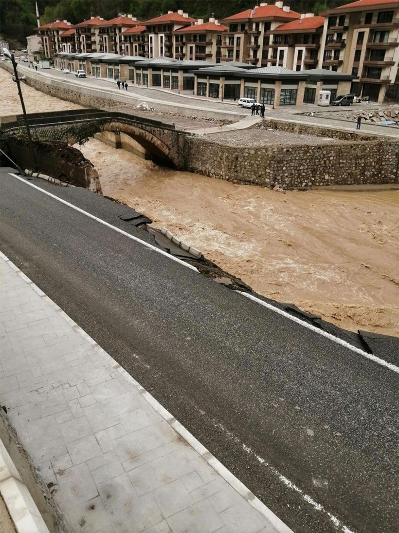 Akıllanmıyoruz! Giresun'da yeni sel felaketi! Selin yıktığı Dereli'nin yolu 3 ayda çöktü - Resim: 1