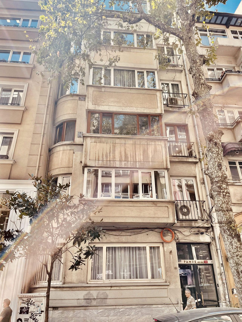 İçerisinde Orhan Pamuk'un 20 bin kitabı bulunan Pamuk apartmanı yıkılıyor! - Resim: 1