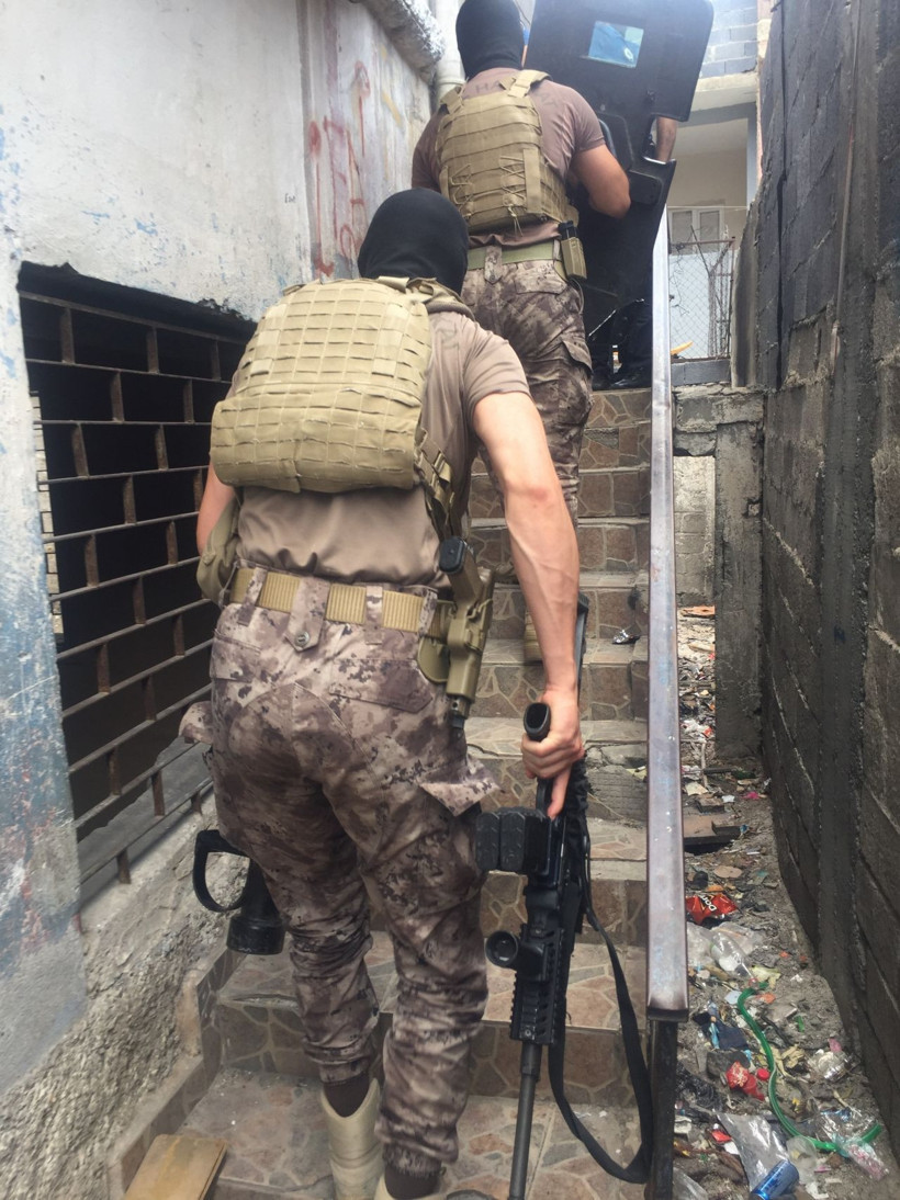 Önce komşusunun evini yaktı, sonra kendini yakmak istedi! Özel harekat yakaladı - Resim: 3