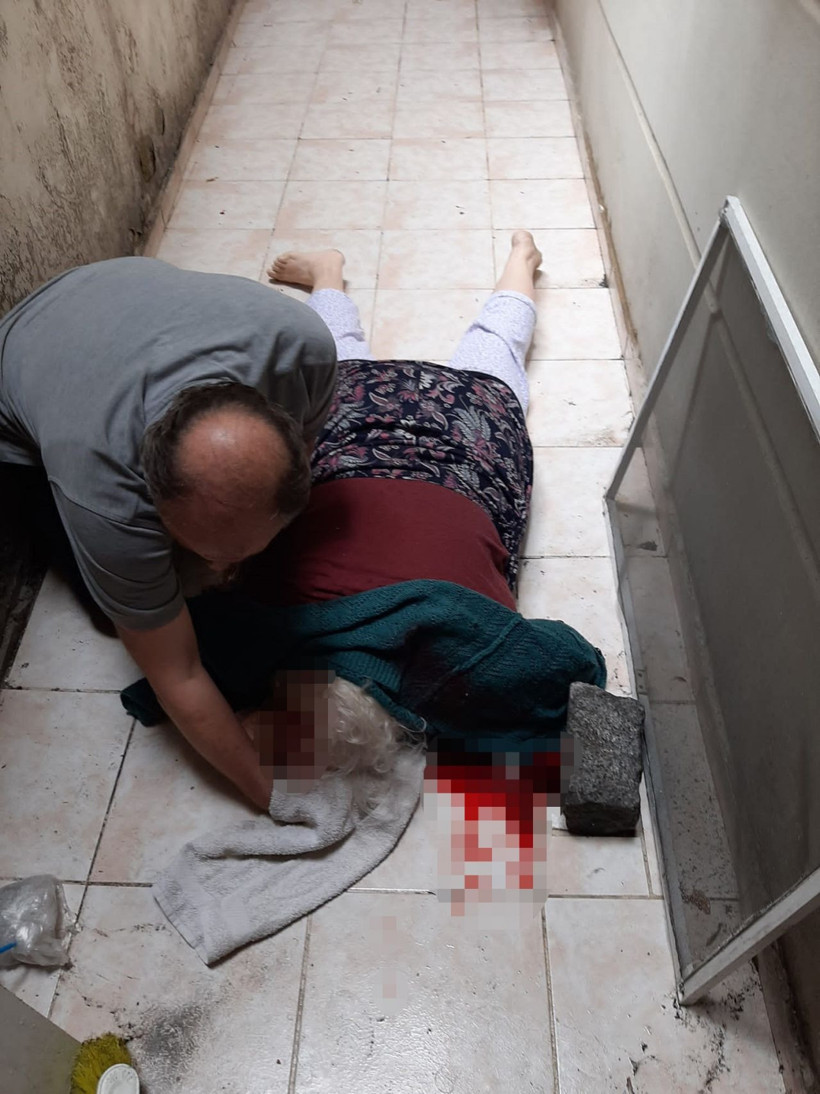 Oğlu ve gelini dehşete düştü apartmanda feryatlar yükseldi yürek yakan görüntüler - Resim: 1