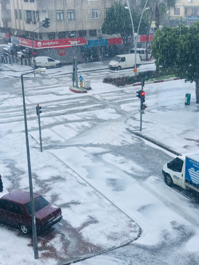 Görenler ilk başta kar zannetti, ilçeye dolu yağdı her yer beyaza büründü - Resim: 3