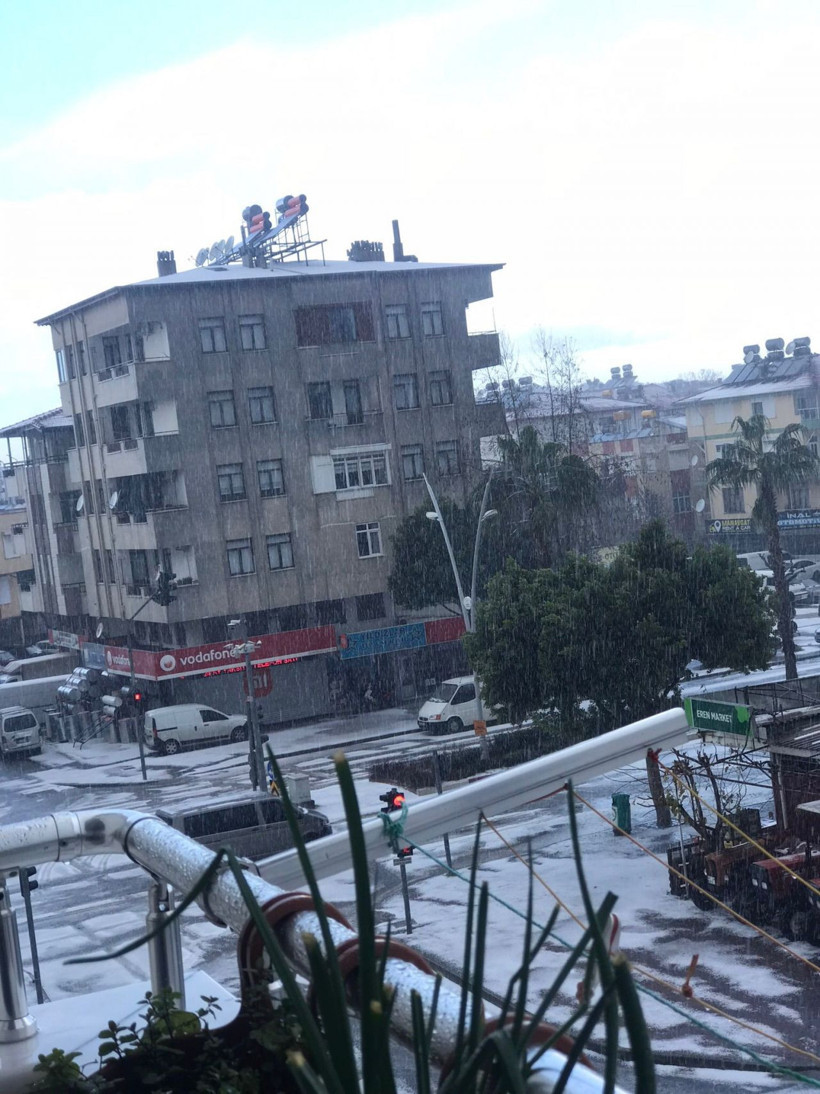 Görenler ilk başta kar zannetti, ilçeye dolu yağdı her yer beyaza büründü - Resim: 1