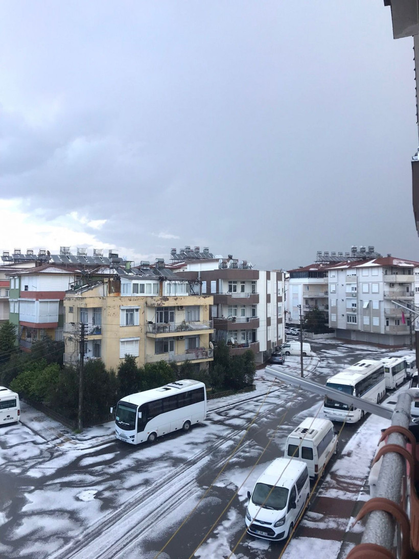 Görenler ilk başta kar zannetti, ilçeye dolu yağdı her yer beyaza büründü - Resim: 2