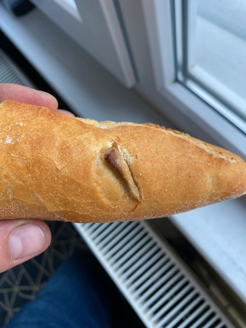 Ekmeğin içinden çıkan şoke etti! Özür dilemesi gereken bakkal öyle bir şey söyledi ki... - Resim: 1