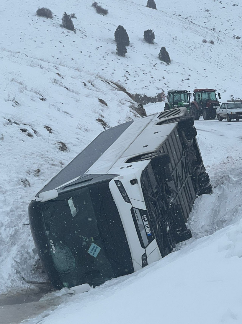 Cenaze dönüşü felaketi yaşadılar! Sivas'ta içinde 50 yolcu olan otobüs devrildi - Resim: 1