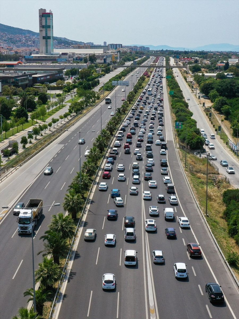 İzmir'de araç kuyrukları uzadıkça uzadı! Tatil beldelerinin yolları kilit! - Resim: 2