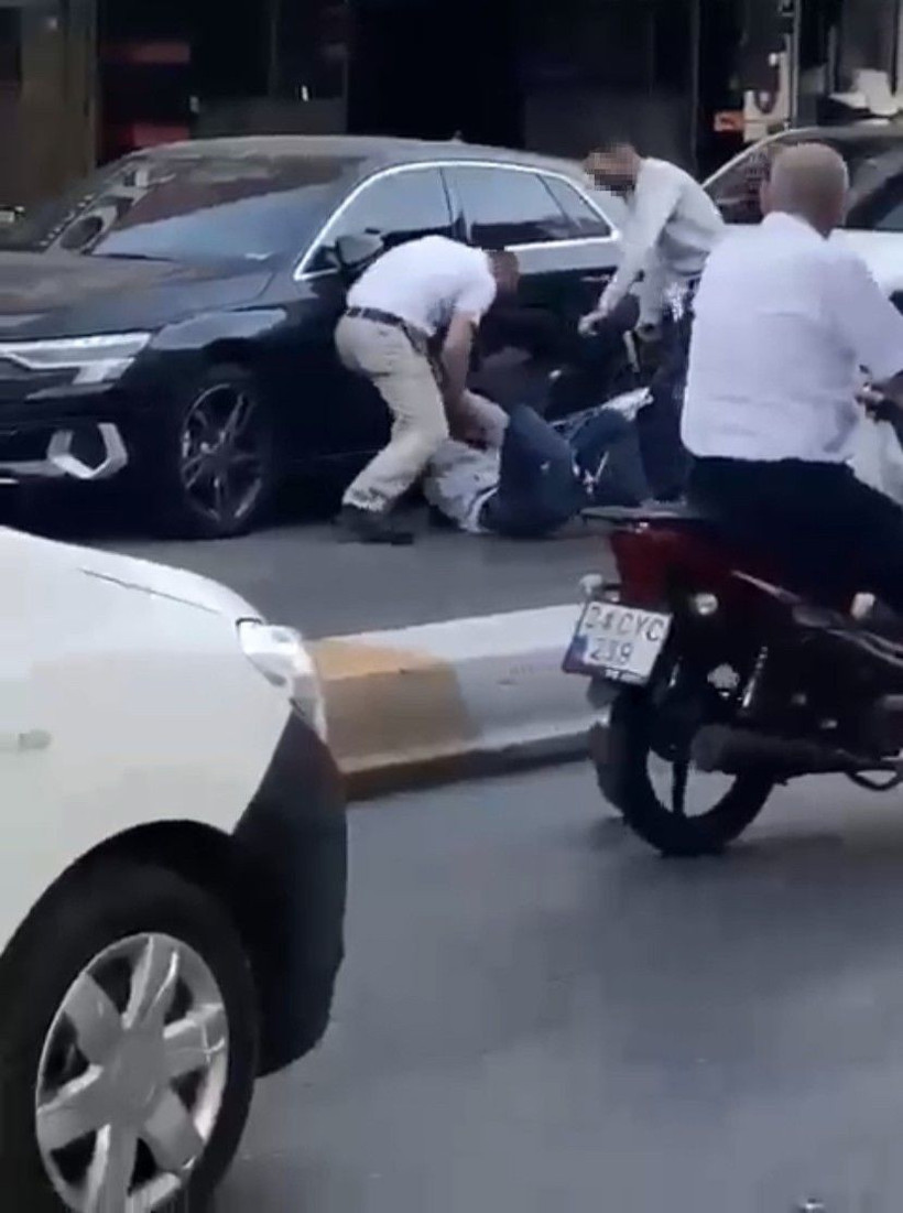  İstanbul’da cadde ortasında silahlı çatışma! 2 kişi yaralandı o anlar kamerada - Resim: 4