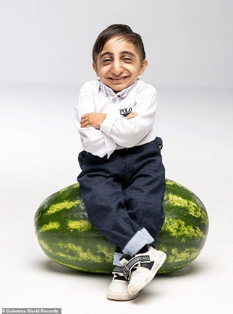 Guinness Rekorlar Kitabı'na girdi! Dünyanın en kısa adamı seçildi: Ağır diye akıllı telefon taşıyamıyor! - Resim: 2