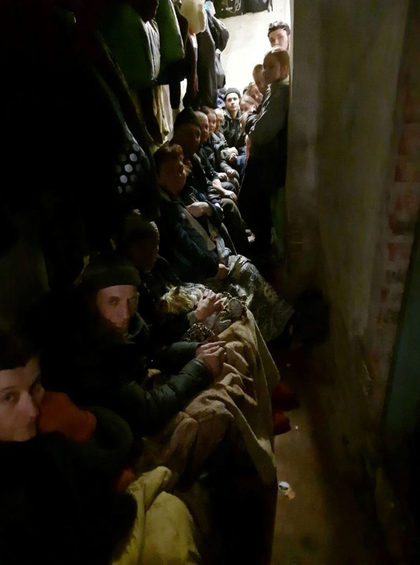 135 kişi 65 metrekarede ölen insanlarla birlikte bir ay boyunca bodrumda yaşadılar! - Resim: 4