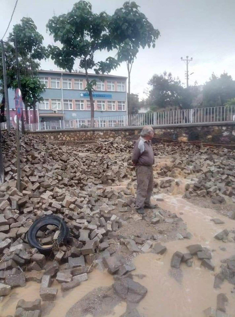 Bursa ve Samsun'u sel götürdü! Yaz sağanağı fena geldi: Araçlar sular altında kaldı yollar çöktü - Resim: 2