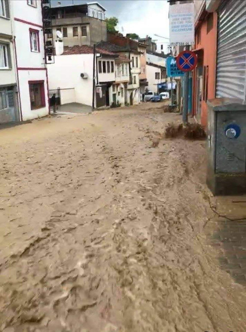 Bursa ve Samsun'u sel götürdü! Yaz sağanağı fena geldi: Araçlar sular altında kaldı yollar çöktü - Resim: 3