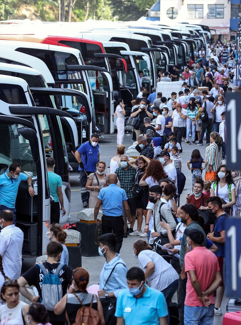 Bayram öncesi hareketlilik! İstanbul'da trafik sakin, havalimanı ve otogarlar tıklım tıklım - Resim: 1