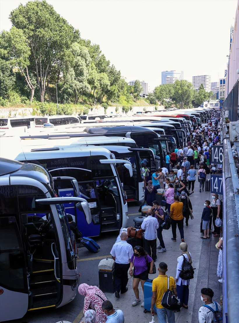 Bayram öncesi hareketlilik! İstanbul'da trafik sakin, havalimanı ve otogarlar tıklım tıklım - Resim: 3