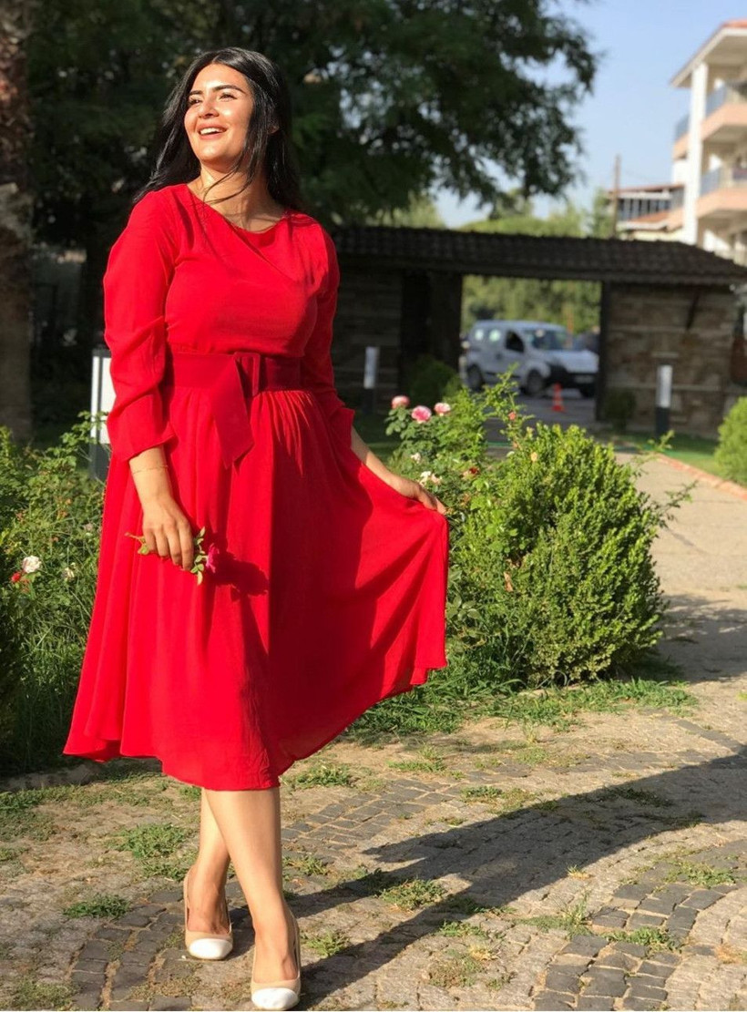 Gelin adayı Hanife Gürdal yine minilerle poz verdi takipçileri çıldırdı - Resim: 1