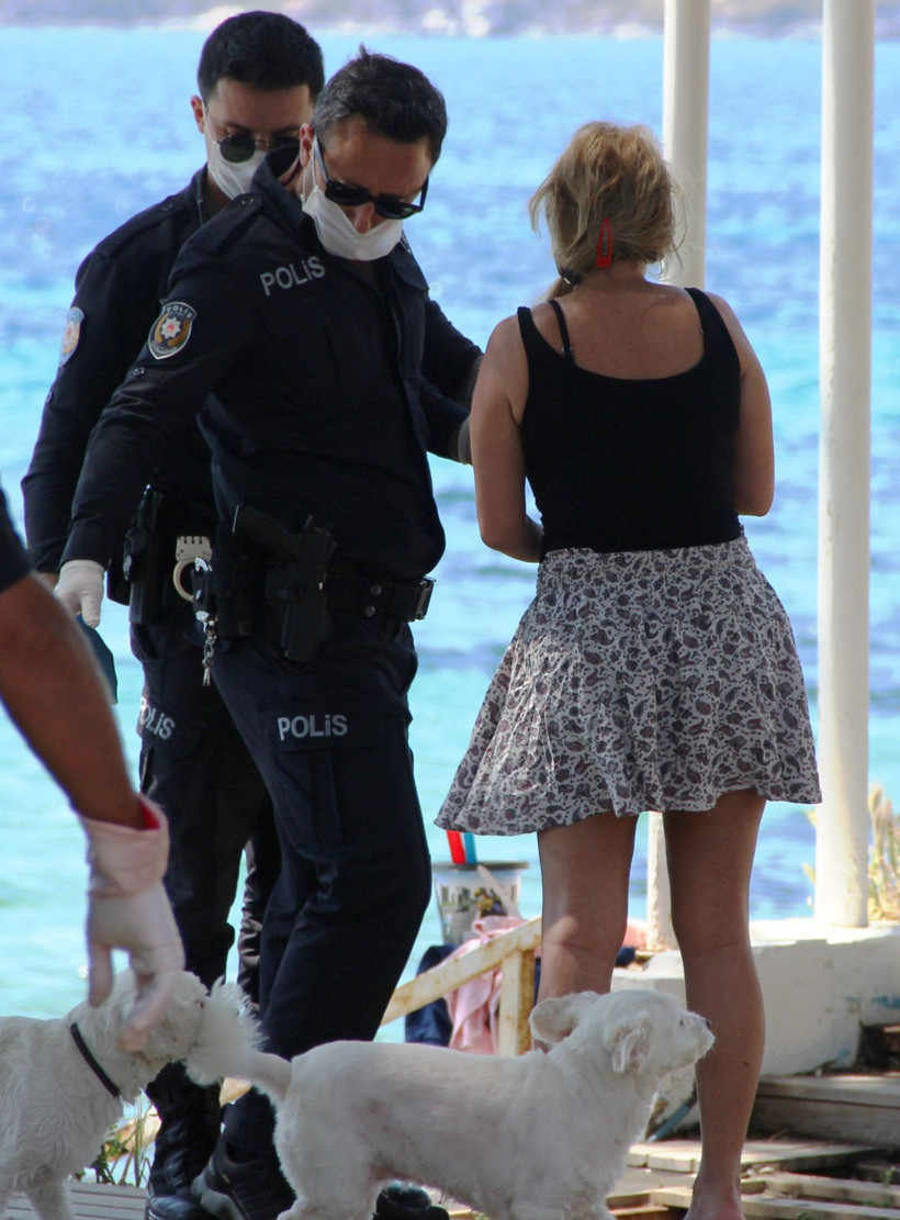 Muğla'da güneşi görenler kendini sokakta buldu 1 kişi güneşlenirken yakalandı - Resim: 2
